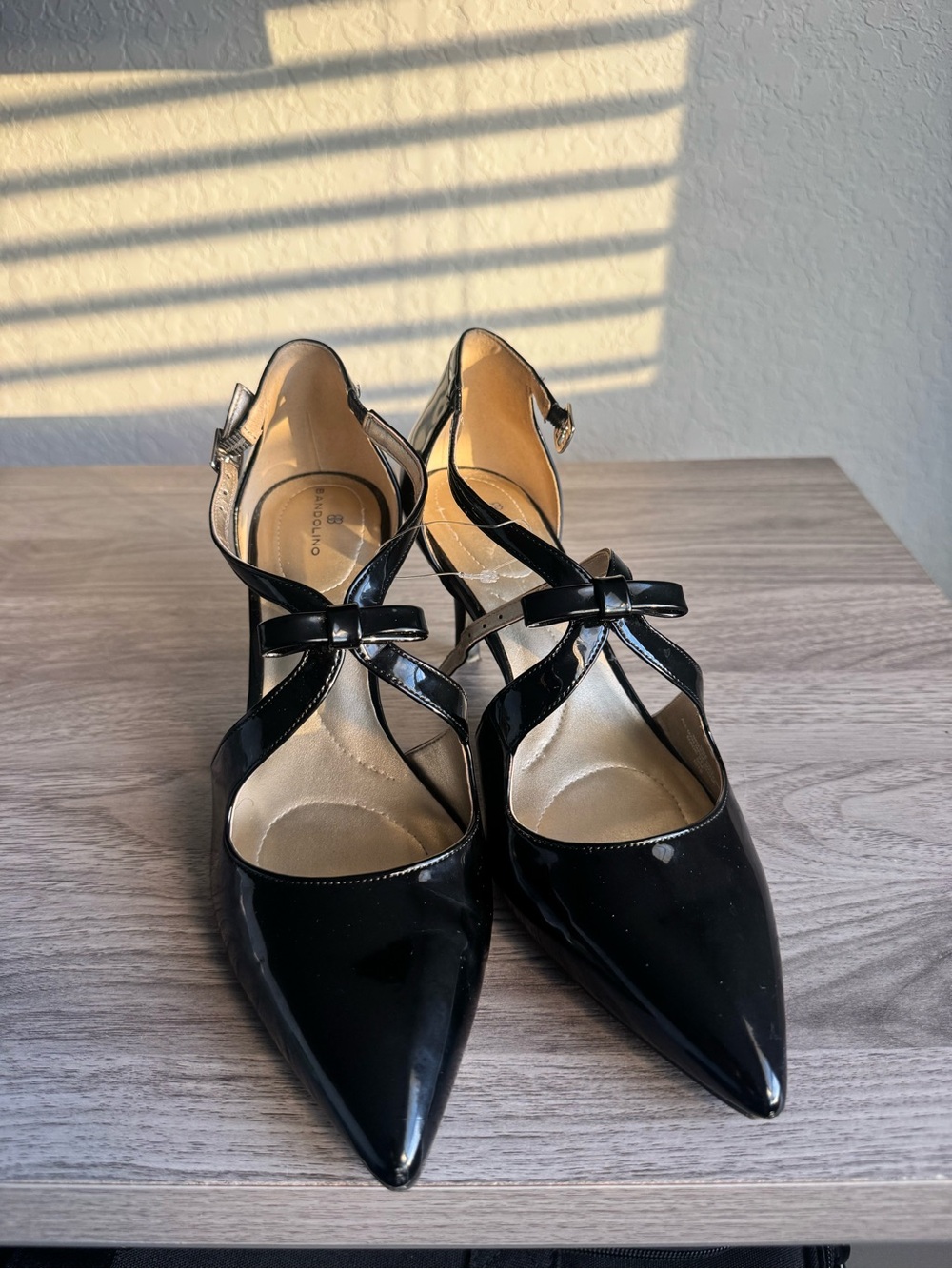 Bandalino Women’s Zeffer black patent leather Strappy Bow Heel Pumps size 10